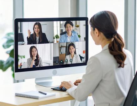 テレビ会議をするビジネスウーマン テレビ会議をするビジネスウーマンの写真
