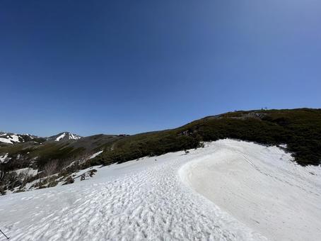 蝶ヶ岳までの登山道 残雪と青空 蝶ヶ岳までの登山道 残雪と青空 冬,冬山,絶景の写真素材
