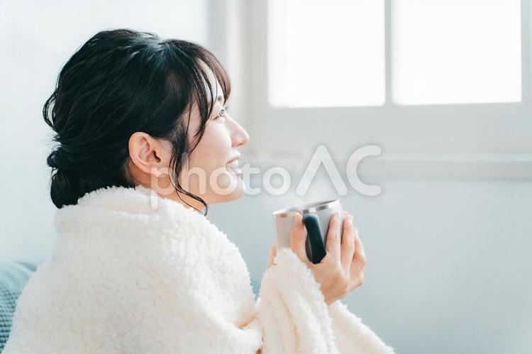 秋冬の寒い日にホットコーヒーを飲む女性 コーヒー,ホットコーヒー,女性の写真素材