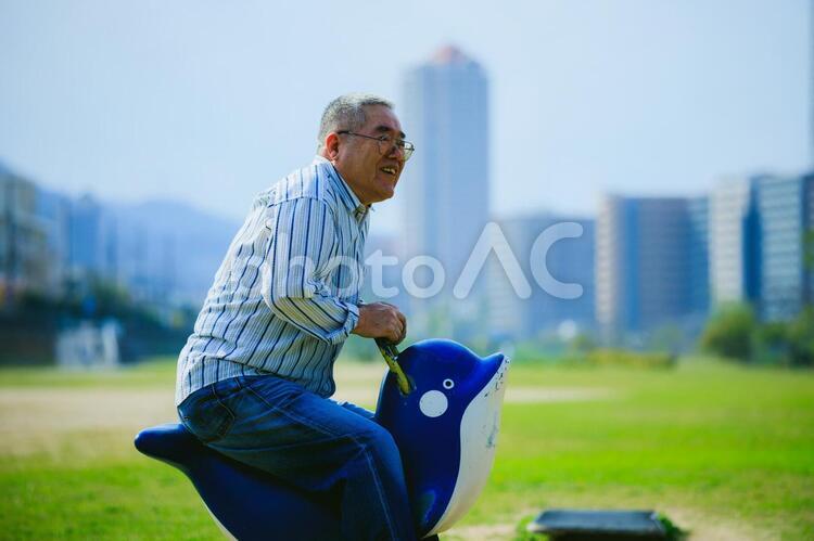 遊具を楽しむシニア男性 シニア,公園,遊具の写真素材