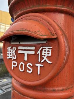 赤いポストの写真