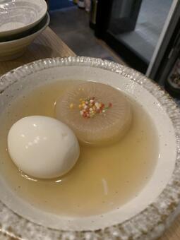 お出汁が染みたお洒落な大根と卵のおでん おでん,関東煮,煮込み料理の写真素材
