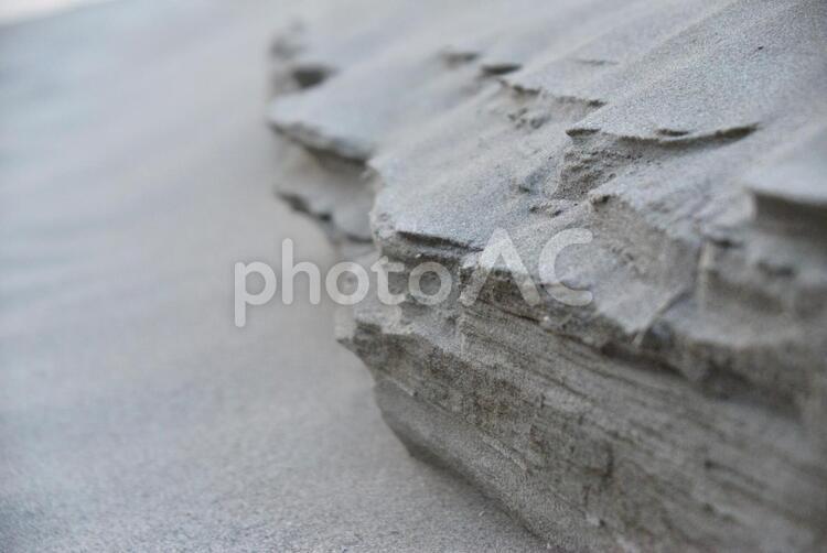 崩れた砂のある浜辺 浜辺,砂,崖の写真素材