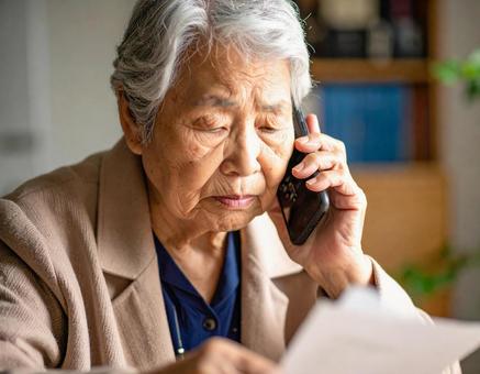 詐欺電話に困る高齢者 詐欺電話に困る高齢者の写真