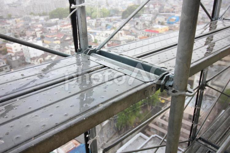 雨で濡れた建設現場の足場 雨,梅雨,足場の写真素材
