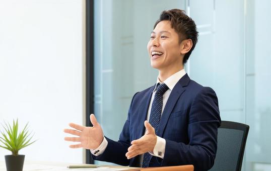 笑顔で対話をする男性ビジネスマン 笑顔で対話をする男性ビジネスマン 男性,笑顔,対話の写真素材