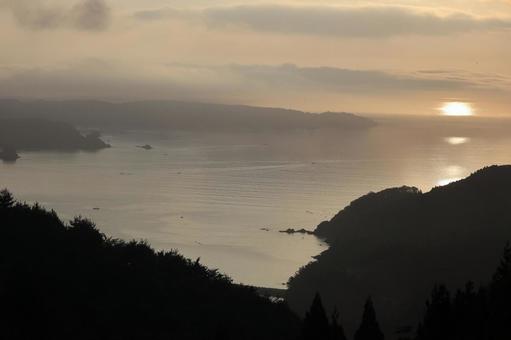 女川湾の日の出 女川湾の日の出の写真