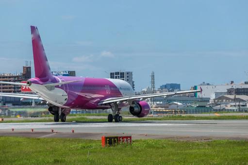夏の昼の福岡空港の眺め 夏の昼の福岡空港の眺め 飛行機,航空機,旅客機の写真素材