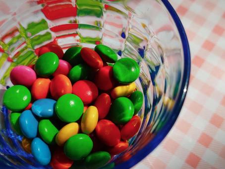 グラス入りのカラフルチョコ1 グラス入りのカラフルチョコ1 カラフル,チョコレート,グラスの写真素材