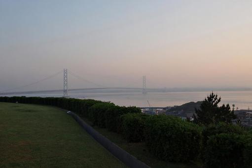 早朝の明石海峡大橋 早朝の明石海峡大橋の写真