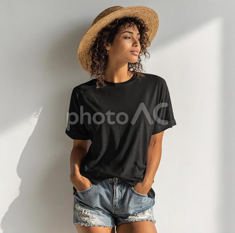 カジュアルな夏の装いで横を向く女性 女性,アフリカ系,ファッションの写真素材