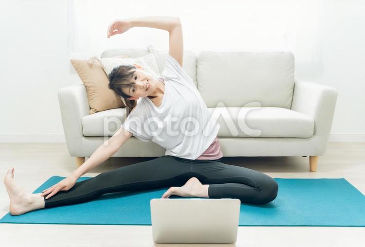 PCでオンラインヨガをする中高年女性 オンラインヨガ,ストレッチ,インターネットの写真素材