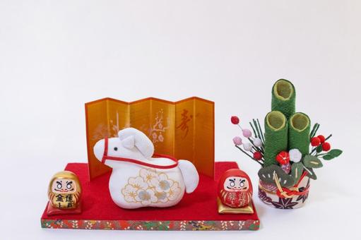 かわいい午年年賀状　白馬と2つのだるま 午年年賀状,白馬,だるまの写真素材