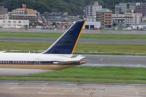曇り空に包まれた福岡空港 曇り空に包まれた福岡空港の写真