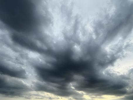 黒い雲と夕焼け 黒い雲と夕焼けの写真