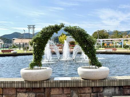 武生中央公園 噴水のそばのトピアリー 武生中央公園 噴水のそばのトピアリー 水辺,池,噴水の写真素材