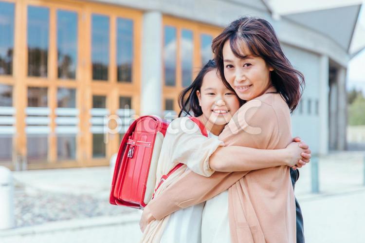 ママに抱きつく小学生 親子,小学生,子供の写真素材