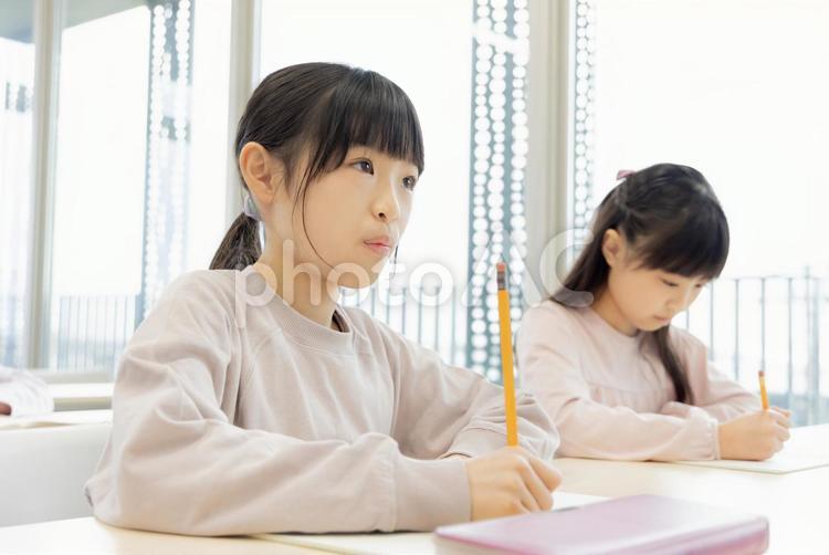 学習塾で勉強する小学生 小学生,塾,女性の写真素材