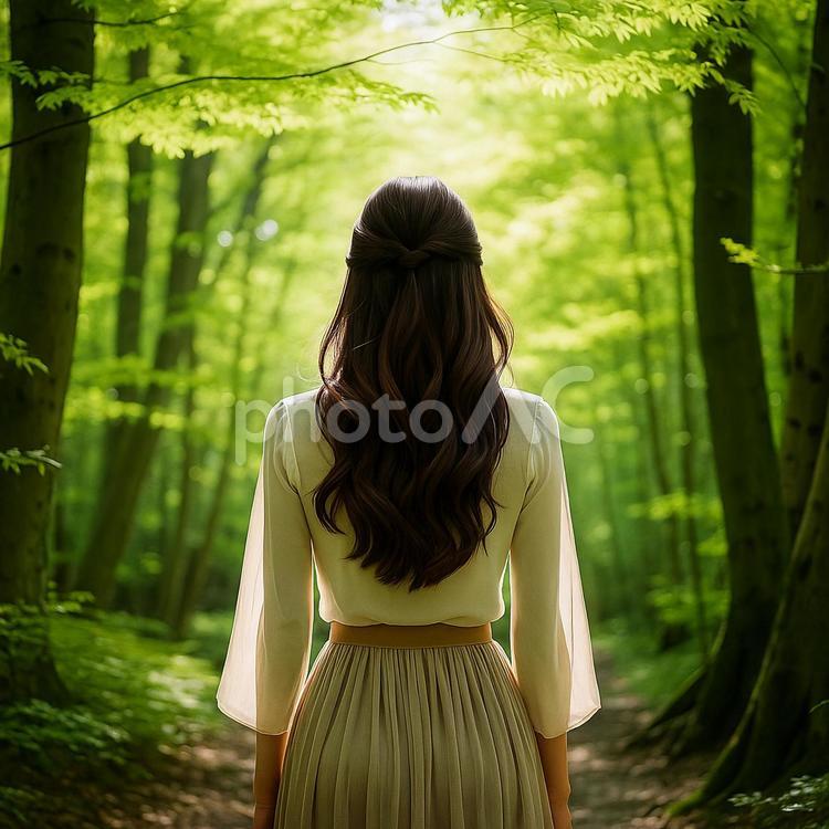 緑の森を歩く女性の後ろ姿 女性,森,緑の写真素材