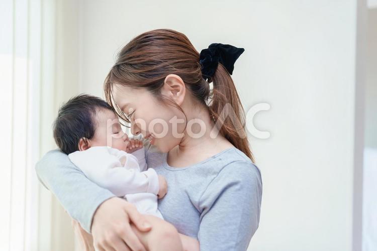 赤ちゃんと顔を近づけて微笑む女性 赤ちゃん,抱っこ,女性の写真素材