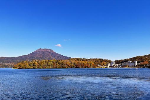 紅葉の阿寒湖 湖,阿寒湖,湖面の写真素材