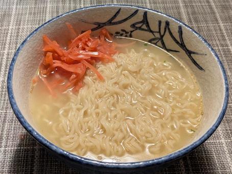 文化の日の朝に食べたインスタントラーメン ラーメン,即席ラーメン,麺料理の写真素材