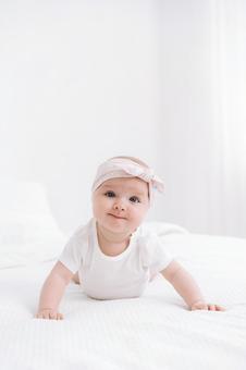 かわいいリボンを頭につけた赤ちゃん かわいいリボンを頭につけた赤ちゃん 赤ちゃん,かわいい,ベビーヘアバンドの写真素材