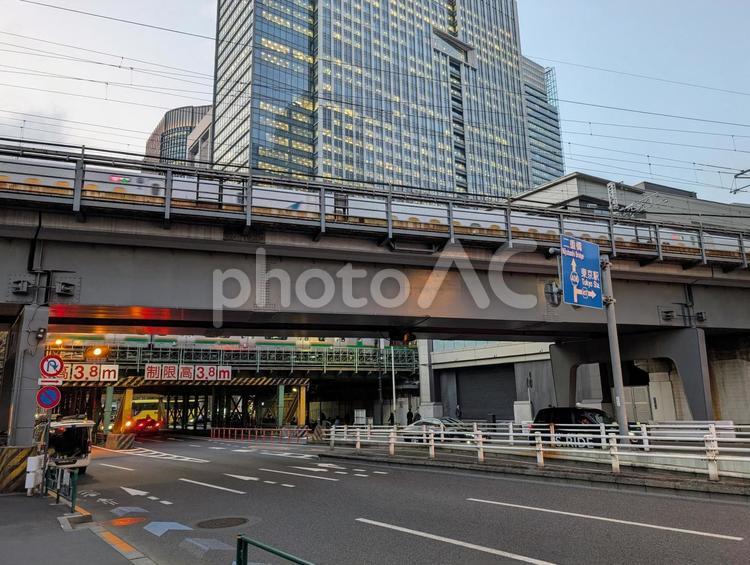 頭上に電車の通る風景 高架下,電車,交差点の写真素材