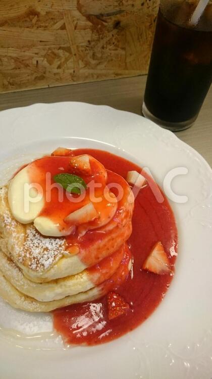 イチゴのパンケーキとアイスコーヒー (調味料),おいしい,おやつの写真素材