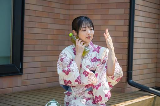 涼む浴衣の女性 涼む浴衣の女性 女性,浴衣,和装の写真素材
