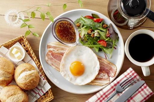 朝食(ベーコンエッグとサラダとパン) 朝食(ベーコンエッグとサラダとパン) 朝ごはん,洋食,パンの写真素材