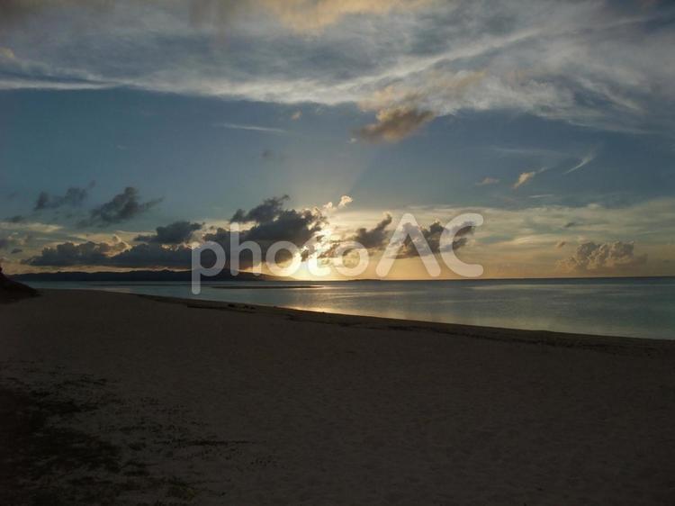 浜辺の夕暮れ 海辺,浜辺,海の写真素材