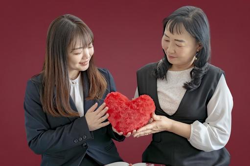 ハートを支える女性 ハートを支える女性 感謝,信頼,贈り物の写真素材
