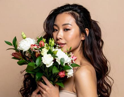 花束を持つ女性 花束を持つ女性の写真