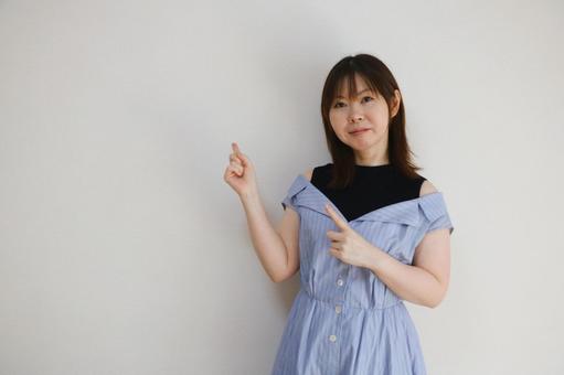 指さしする女性 指さしする女性 案内,プレゼンテーション,コミュニケーションの写真素材