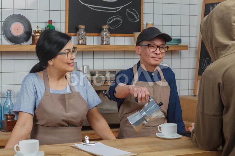 カフェのオーナー夫婦5 夫婦,カップル,中年の写真素材