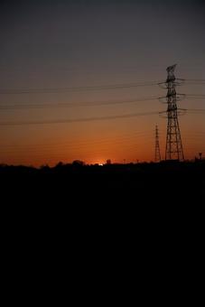 夕焼けに浮かぶ鉄塔のシルエット 夕焼け,夕暮れ,黄昏の写真素材