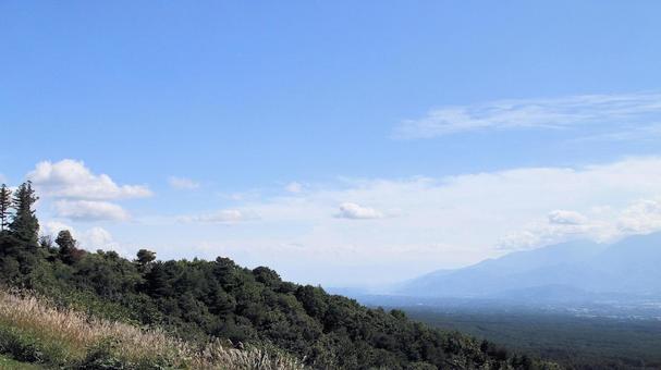 雲間に見える初秋の富士山頂 雲間に見える初秋の富士山頂 富士山頂,八ヶ岳山麓,初秋の写真素材
