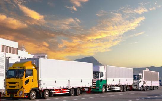 複数のトラック(夕空) 複数のトラック(夕空) トラック,車,夕空の写真素材