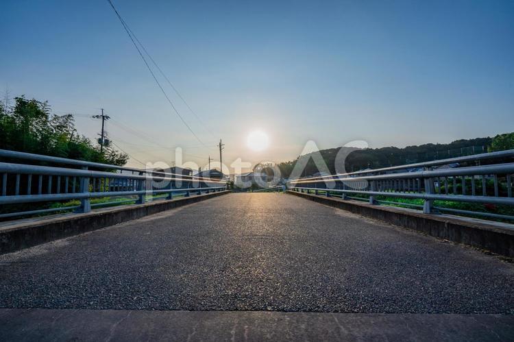 快晴の朝日を背景にした田舎の橋 朝日,朝,橋の写真素材