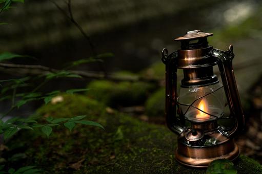 川の近くに置かれたアンティークランタン 川の近くに置かれたアンティークランタン ランタン,カンテラ,グランピングの写真素材