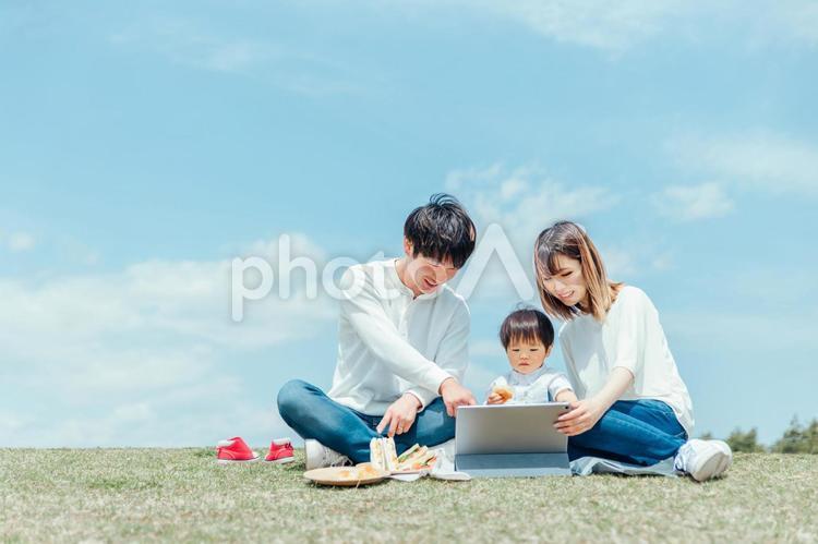 タブレットPCを使う家族 家族,パソコン,アニメの写真素材