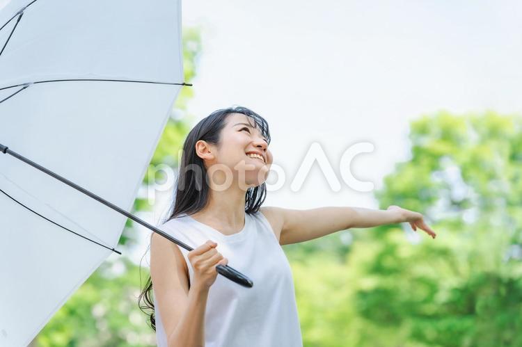 梅雨に傘を持ったアジア人女性(雨上がり) 梅雨,傘,雨の写真素材