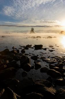 雨晴海岸の日の出と毛嵐_縦 富山,雨晴海岸,海の写真素材