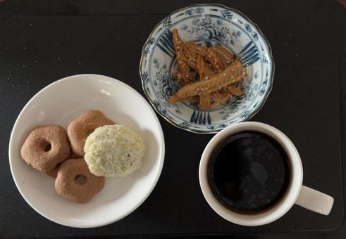 珈琲とそばボーロと無限のりと魚骨せんべいの写真