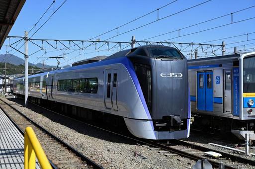 河口湖駅に停車中のE353系 河口湖駅に停車中のE353系 富士山,青空,e353の写真素材