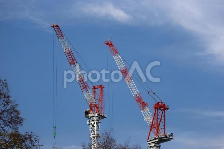 2基のクレーンと青空と白い雲 2基,クレーン,青空の写真素材