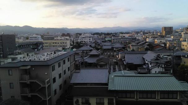 住宅と山並みが見える京都の都市風景② 住宅と山並みが見える京都の都市風景②の写真