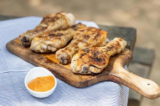 並べられた美味しそうなチキンとソース バーベキュー,食べ物,チキンの写真素材