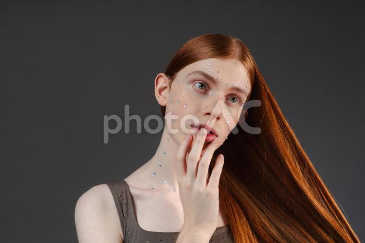 唇を触るロングヘアの女性 女性,唇,触るの写真素材